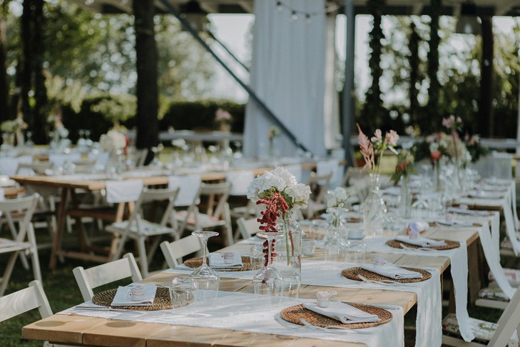 image qui représente une table lors d'un mariage